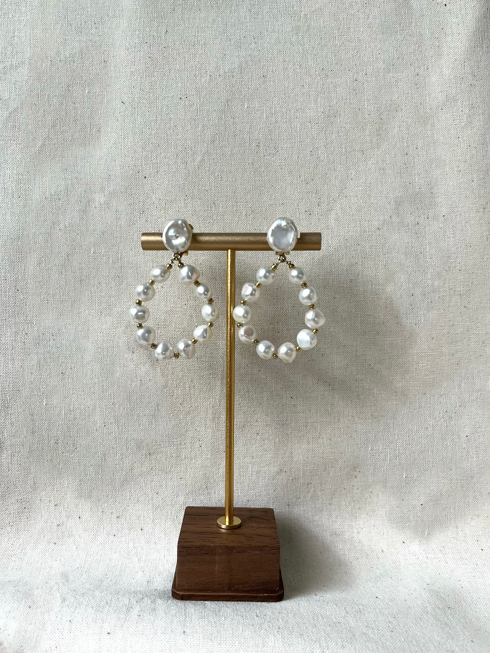Thumbnail: Keshi Pearl Oval Hoop Clip-on Earrings