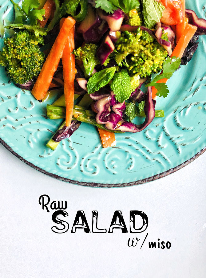 Raw salát s miso zálivkou