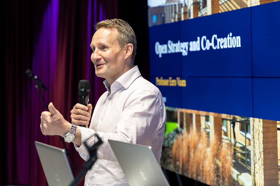 Kuva professori Eero Vaarasta pitämässä Keynote-puhetta.