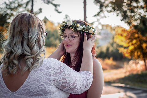 Panna młoda i pan młody w eleganckich strojach