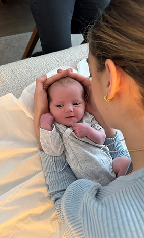 Séance-ostéopathie-bébé-Lyon-Traitement-du-crâne-nourrisson-avec-Hanna-Le-Pape