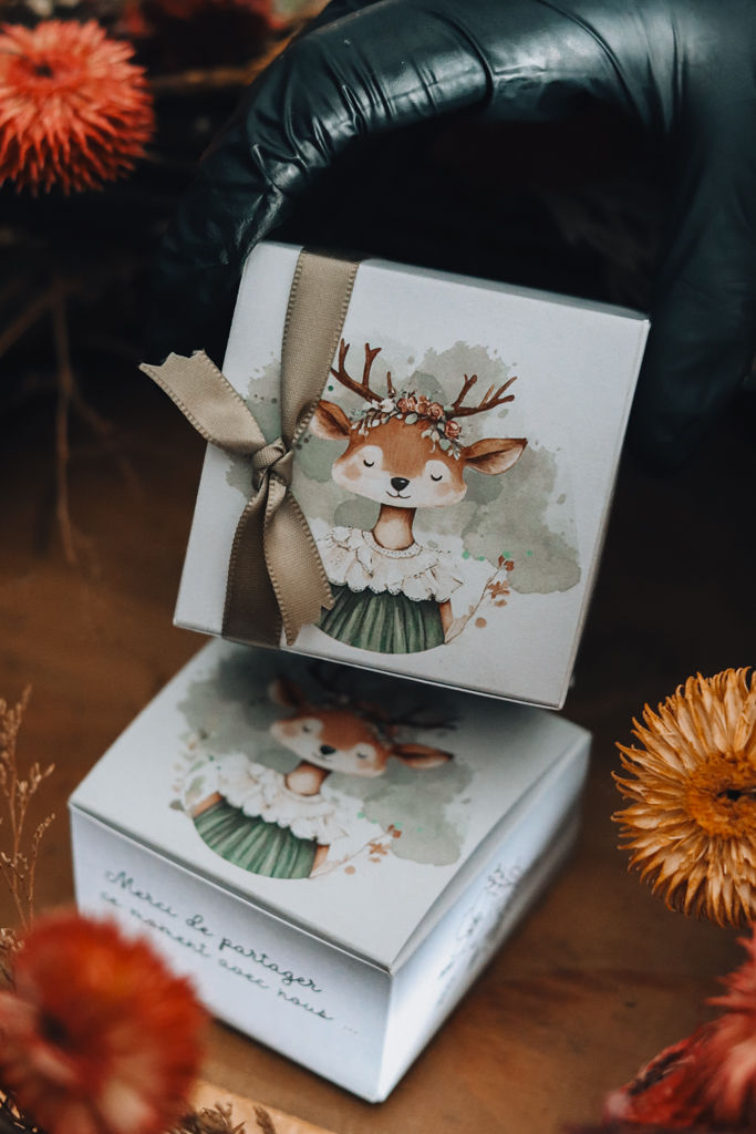 Thumbnail: Cadeau Invité - Petite Boîte avec Illustration  Fleurie + dragées