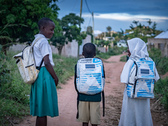 Mochilas solares levam luz e educação para crianças na Tanzânia