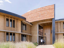 Universidade de Ruanda Utiliza Bioconstrução com Taipa e Terra para Criar Campus Sustentável e Resiliente