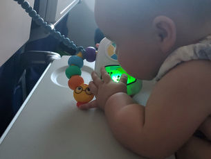 No-buy ways to entertain a baby or toddler on a plane