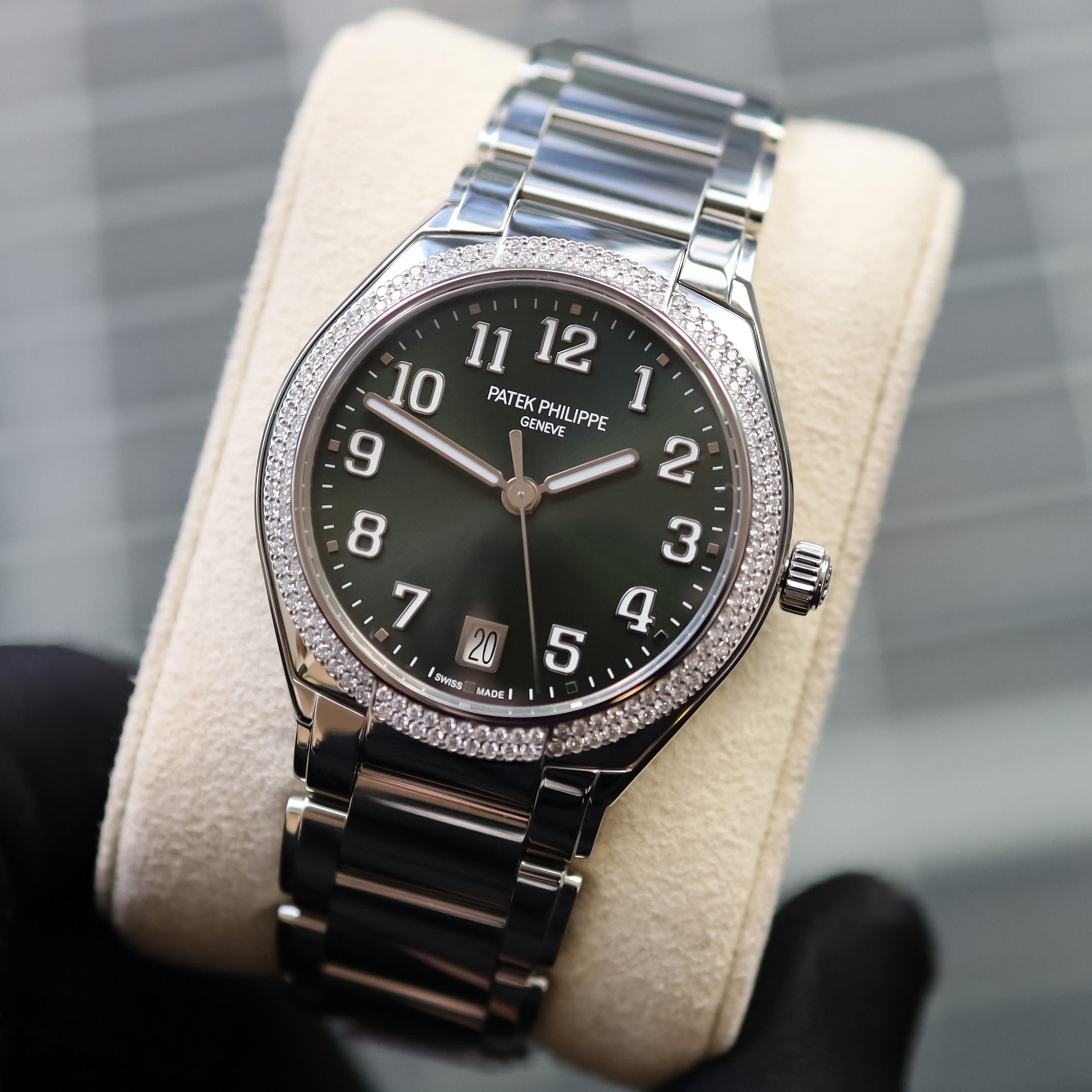 Unworn 2023 Ladies Stainless Steel Patek PhilippeTwenty-4 7300/1200A