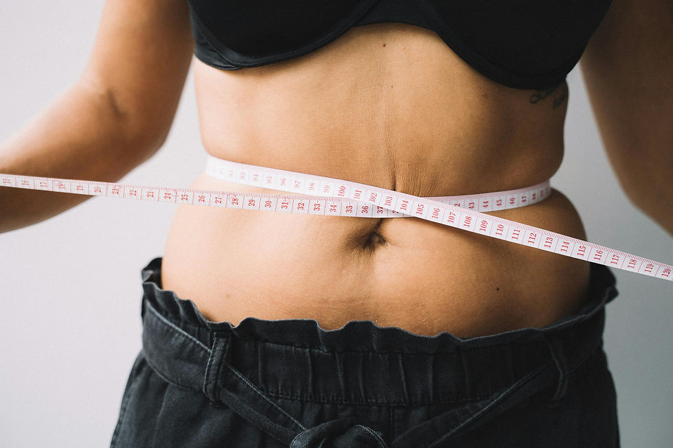 Mulher medindo a barriga com uma fita de medição em números