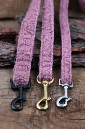 Hochwertige Hundeleinen aus Stoff von KL Dog Accessories in edlem Rosaton mit wahlweise schwarzen, goldenen oder silbernen Karabinern. Weich, strapazierfähig und stilvoll für jeden Spaziergang.