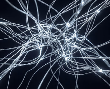 Hochwertige Architektur aus transparenten Glasblöcken mit warmen Lichtkanten – Visualisierung von Transparenz und Struktur in der Softwareentwicklung.