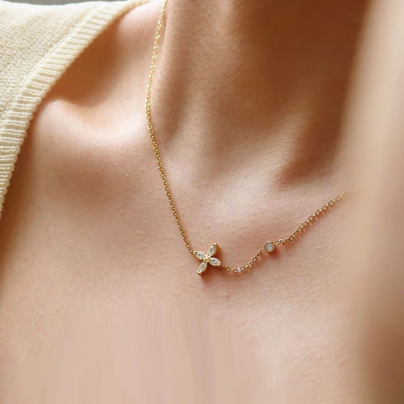 Delicate Shiny Cubic Zirconia Flower Pendant Necklace 18K Golden Plated High Qua