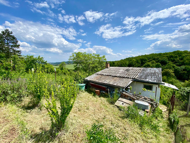 Zahrada s rekreační chatou a vlastní studnou o velikosti 1 344 m2 – Střelice u Brna