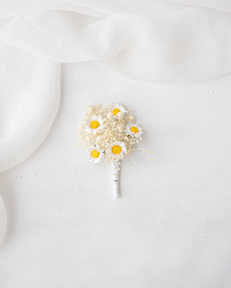 Miniaturbild: Boutonniere mit Gänseblümchen . Hochzeit Ansteckblume mit Schleierkraut. Anstec