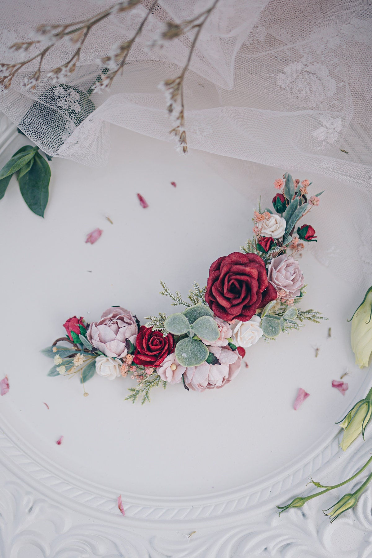 Hochzeit Haarschmuck mit Blumen und Schleierkraut in Rot, Malve und Puder pink.