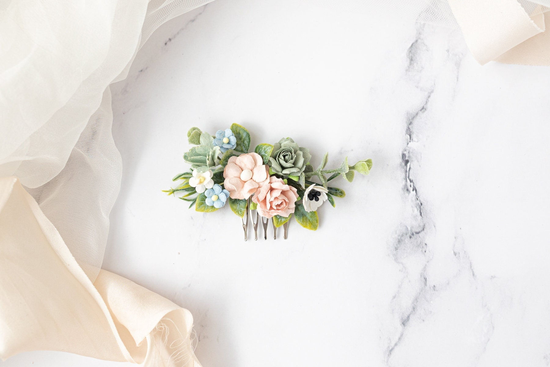 Braut Haarschmuck mit Rosen, Vergissmeinnicht Blumen, Eukalyptu Blättern. Braut