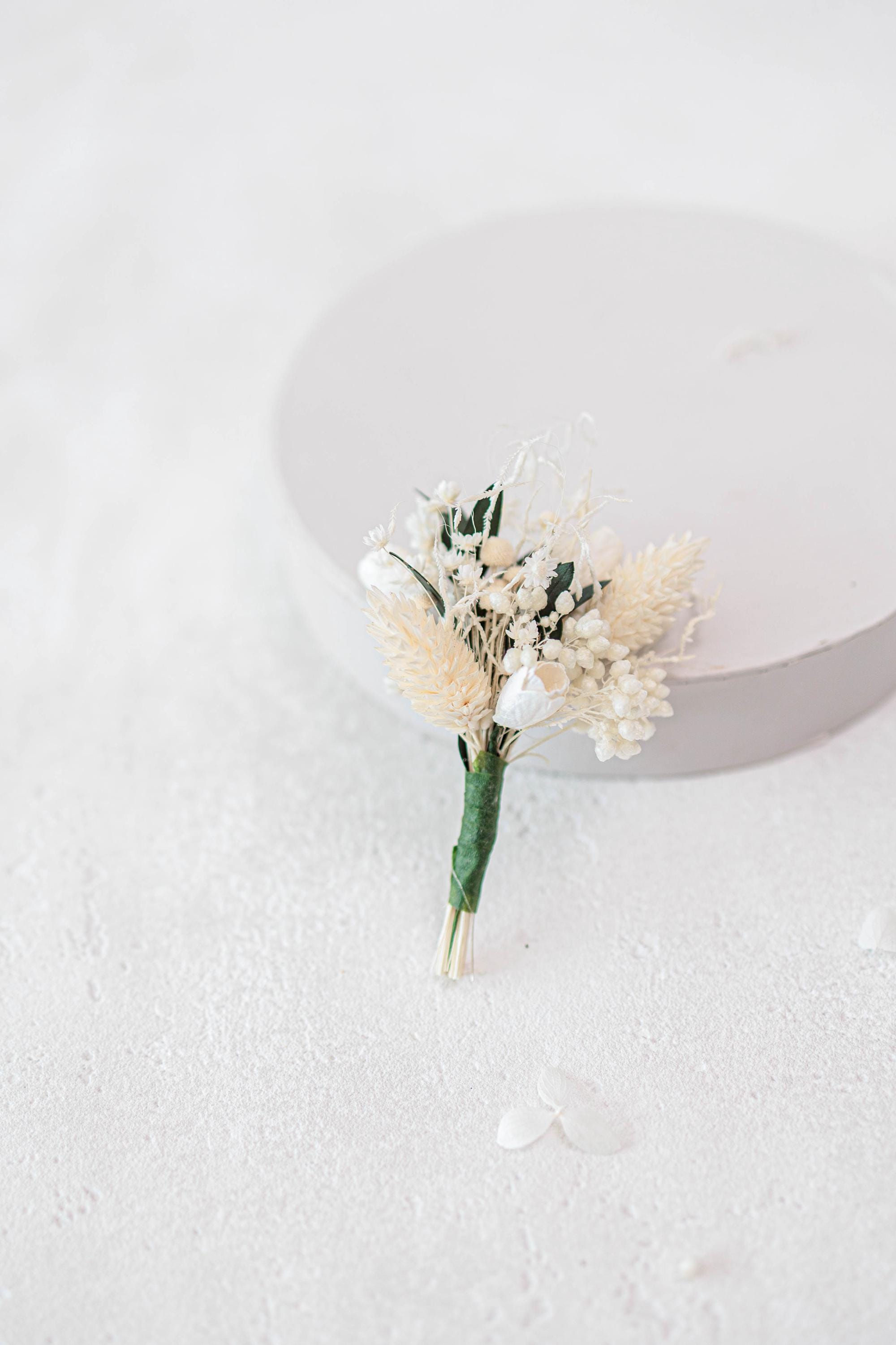 Boutonniere mit Trockenblumen. Hochzeit Ansteckblume mit Schleierkraut und Euka