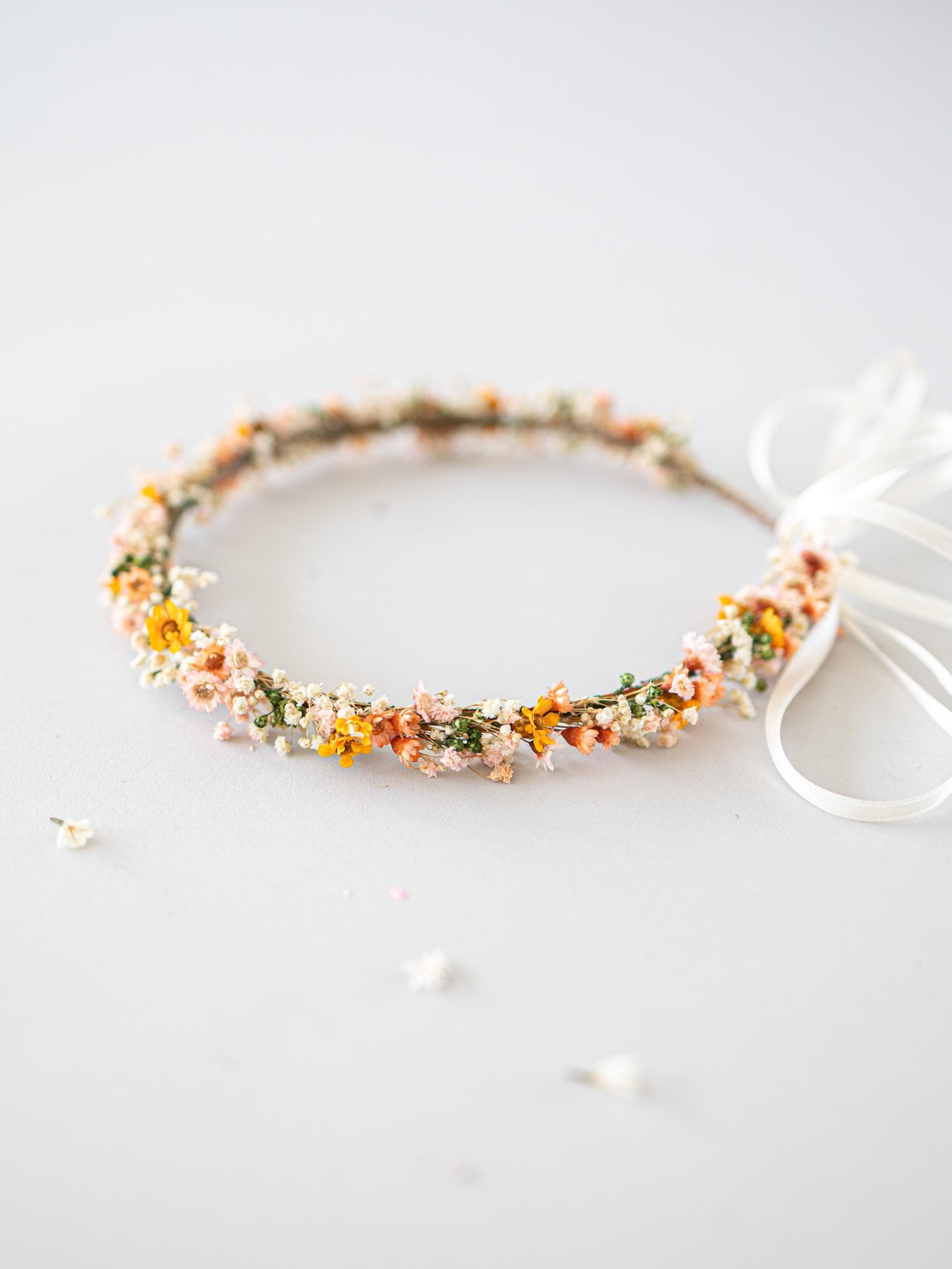 Boho Blumenkranz aus Trockenblumen. Braut Haarschmuck in Apricot