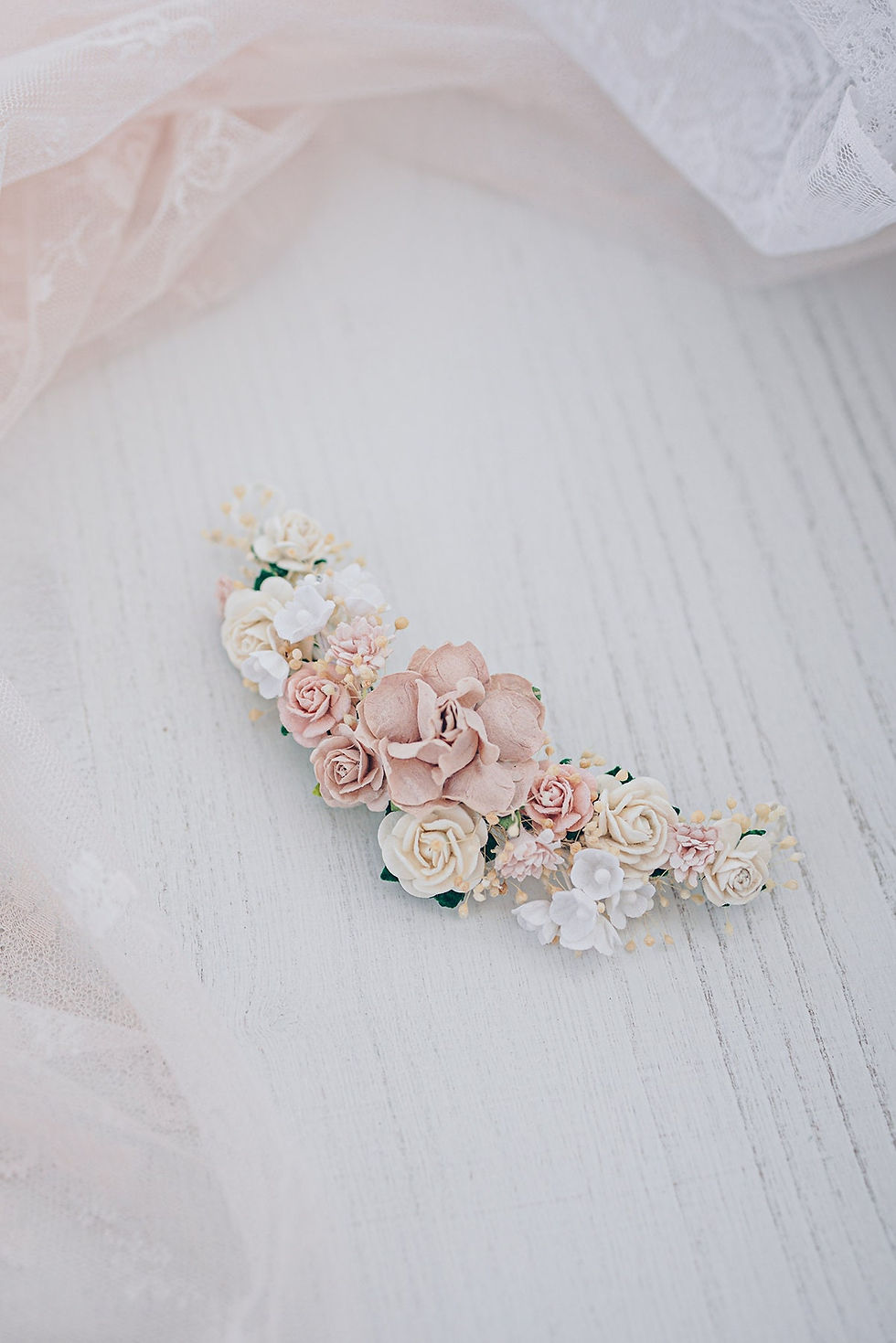 Miniaturbild: Hochzeit Haarschmuck mit Blumen und Schleierkraut in Elfenbein und Blush pink. 