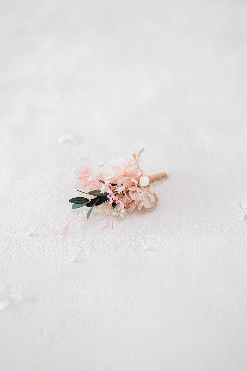 Miniaturbild: Boutonniere mit Trockenblumen. Hochzeit Ansteckblume mit Hortensien und Eukalyp