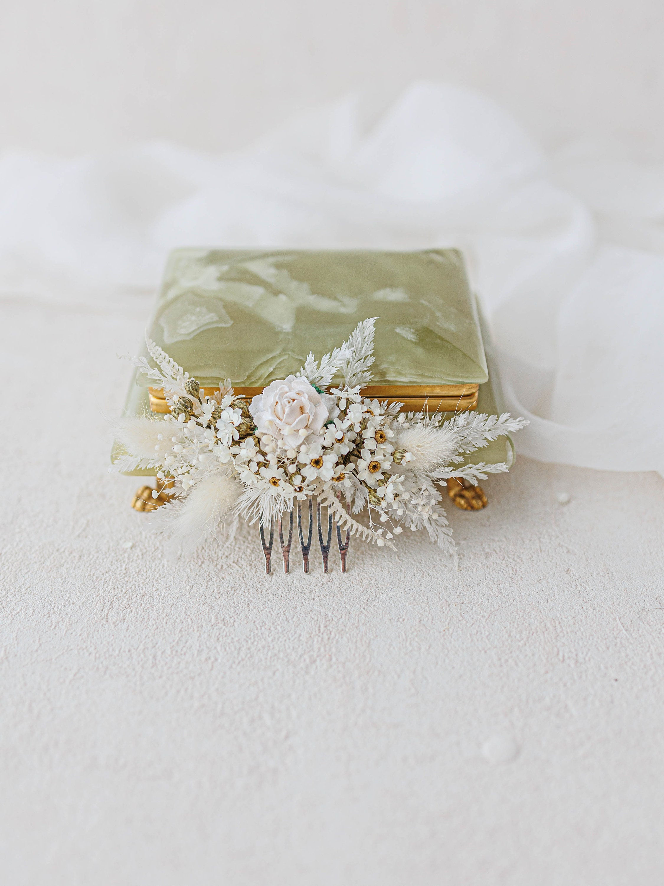 Braut Haarkamm mit Trockenblumen. Hochzeit Haarschmuck für die Braut. Boho Kopf