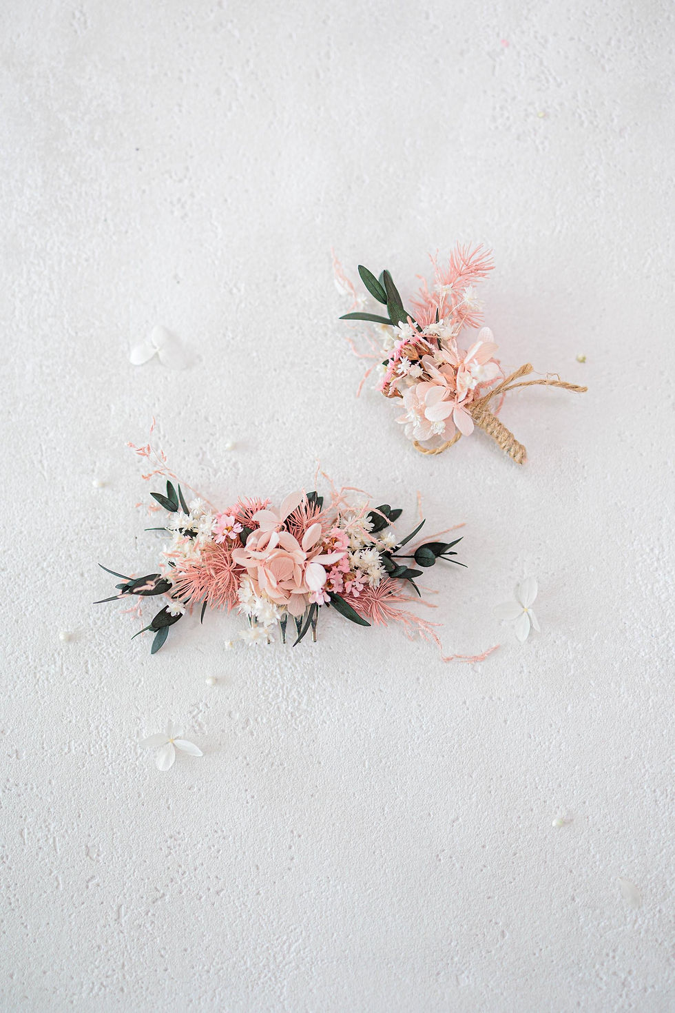 Miniaturbild: Braut Haarkamm mit Trockenblumen. Bunter Haarschmuck für die Braut mit Hortensi