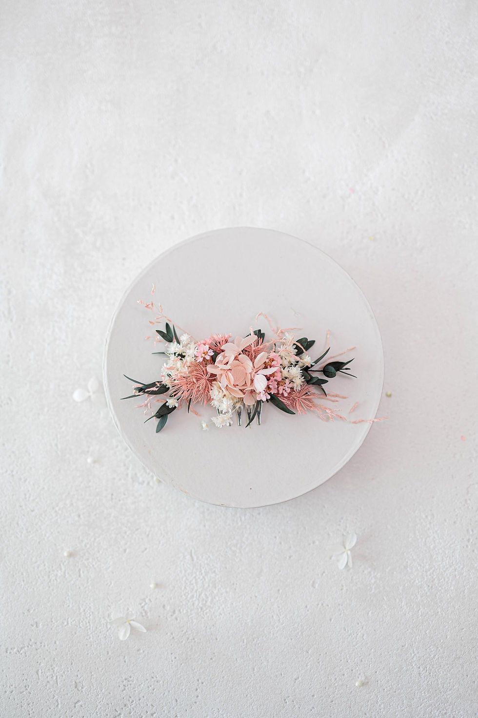 Miniaturbild: Braut Haarkamm mit Trockenblumen. Bunter Haarschmuck für die Braut mit Hortensi