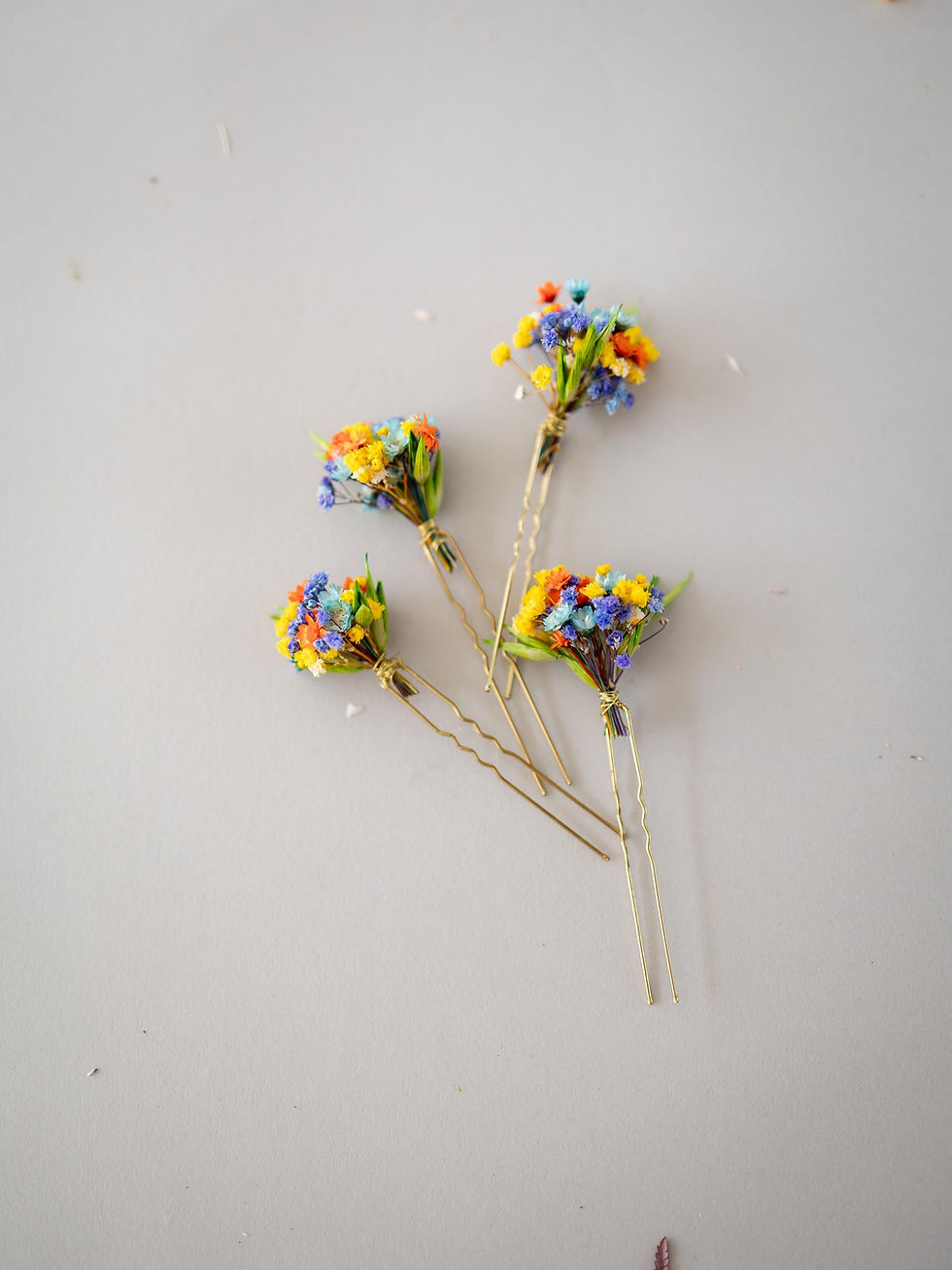 Miniaturbild: Bunte Haarnadeln mit Trockenblumen