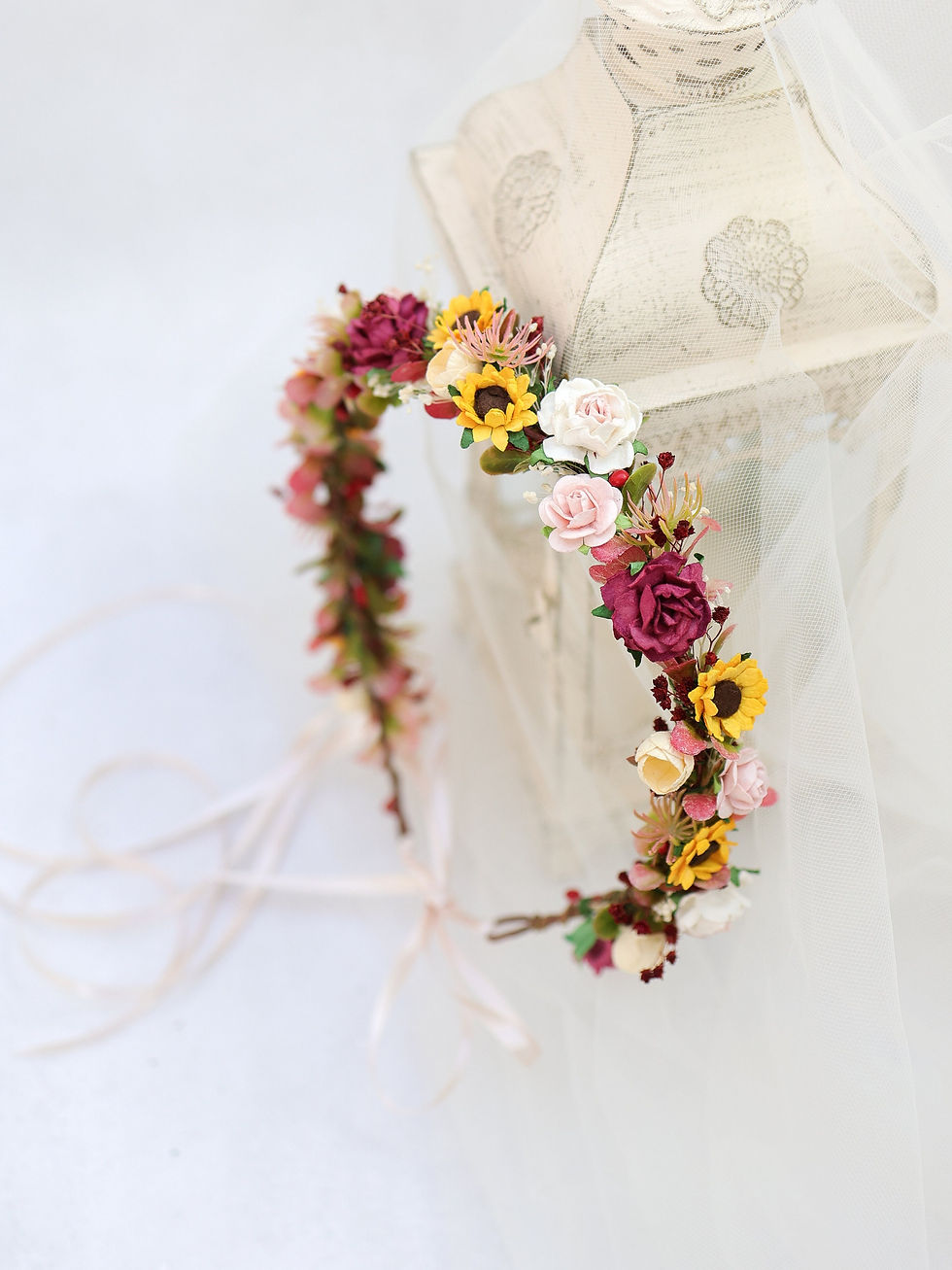 Miniaturbild: Hochzeit Blumenkranz mit Sonnenblumen und Schleierkraut. Braut Haarschmuck Haar