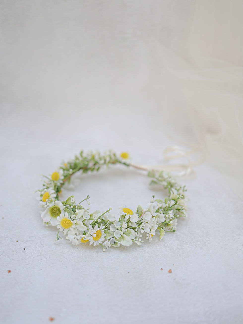 Miniaturbild: braut blumenkranz hochzeit haarkranz mit Kamillenblüten eukalyptus schleierkraut perlen blumen rosen weiß grün laub