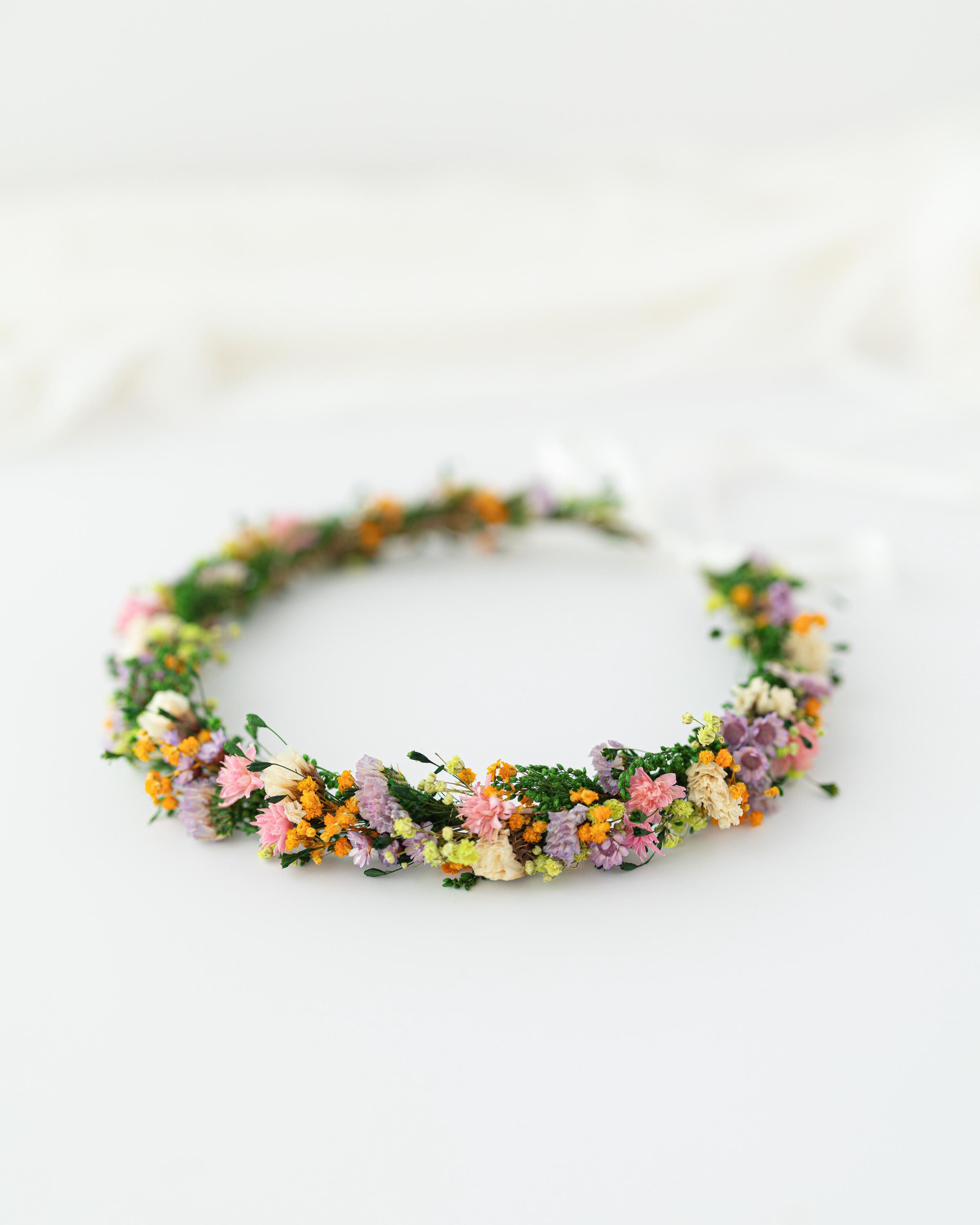 Oktoberfest Blumenkranz mit Trockenblumen, feiner floraler Kopfschmuck in zarten Natur-tönen orange, lila, rosa und grün.