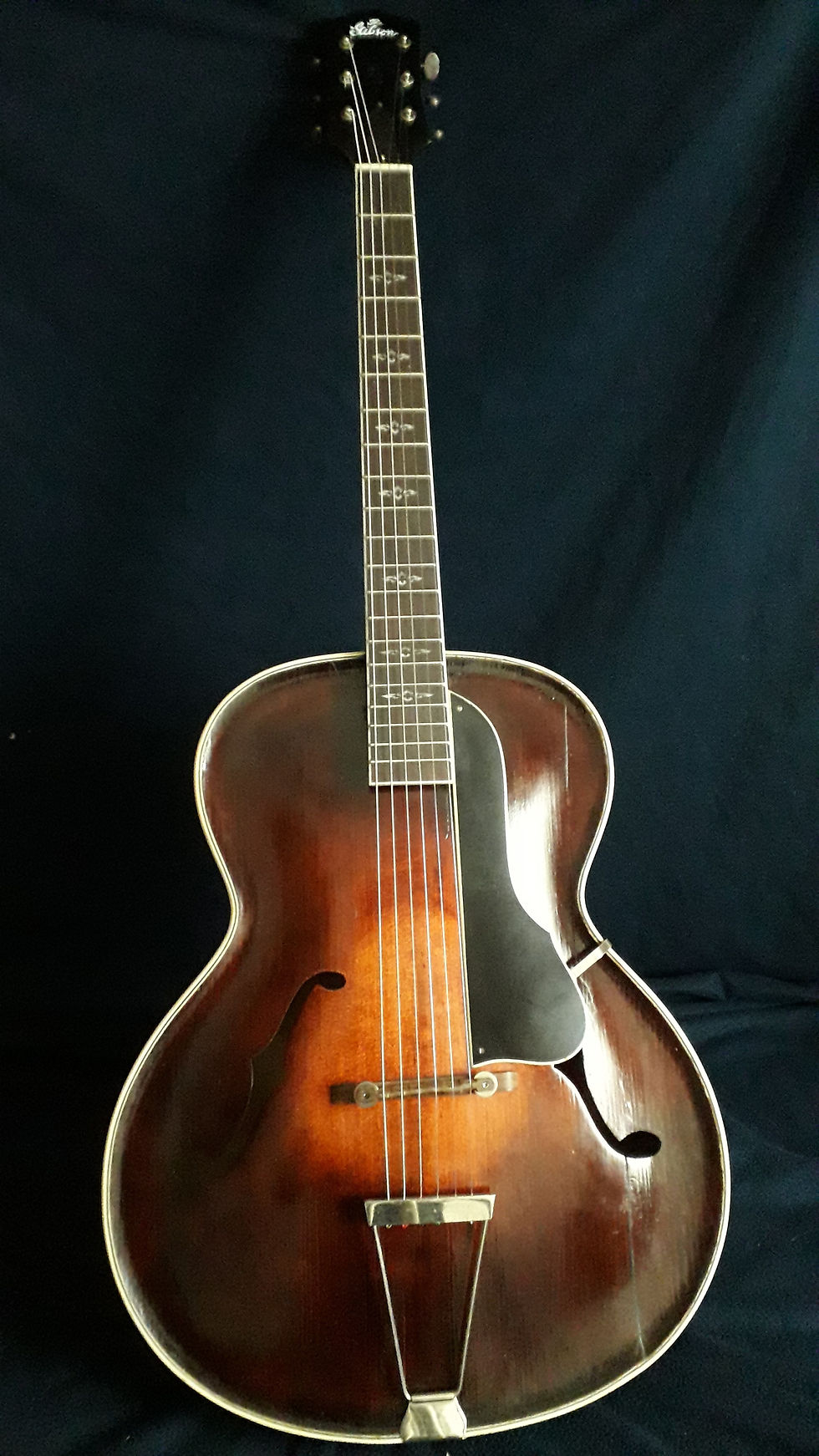 Miniatura: Archtop alemana (Carved top & back) 1950´s   Está construida enteramente con madera maciza tallada (Cello carved style) con t