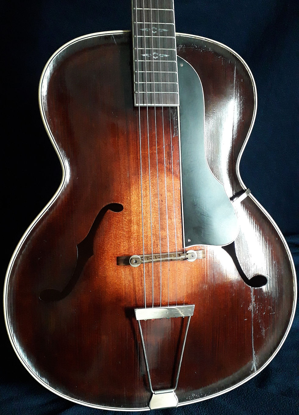 Miniatura: Archtop alemana (Carved top & back) 1950´s   Está construida enteramente con madera maciza tallada (Cello carved style) con t