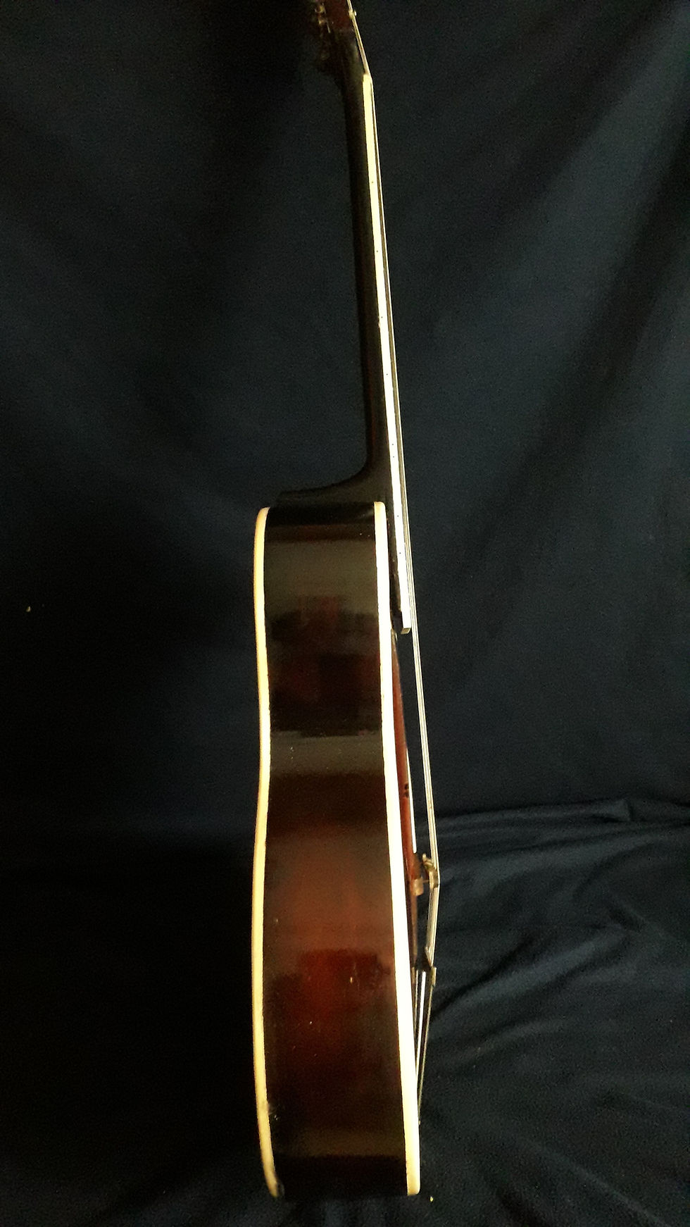 Miniatura: Archtop alemana (Carved top & back) 1950´s   Está construida enteramente con madera maciza tallada (Cello carved style) con t