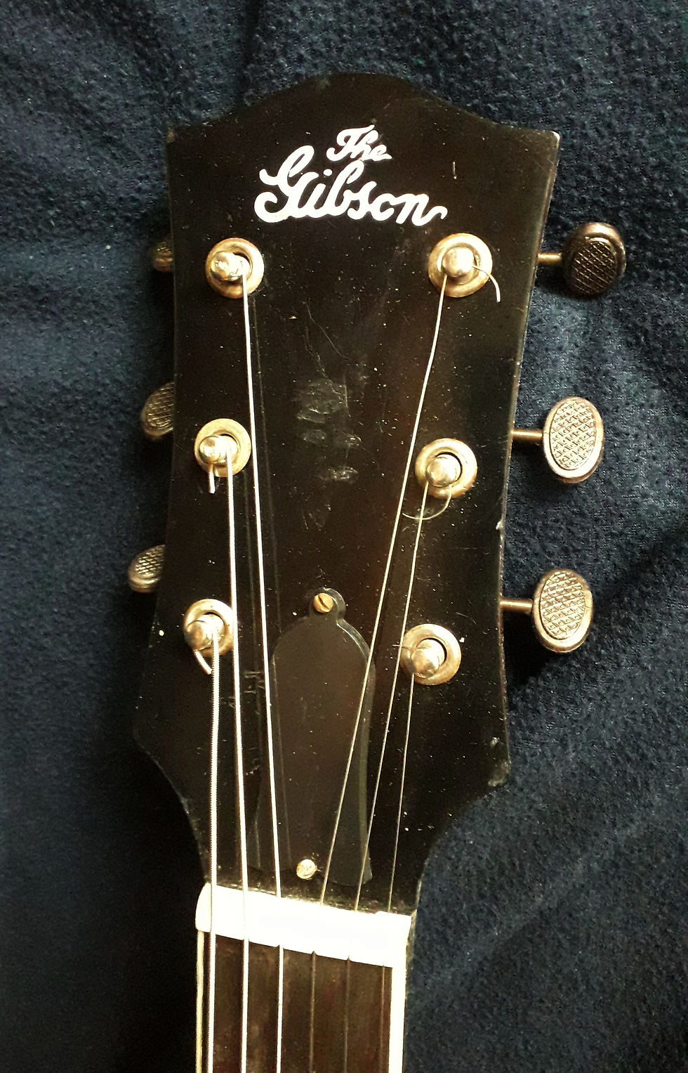 Miniatura: Archtop alemana (Carved top & back) 1950´s   Está construida enteramente con madera maciza tallada (Cello carved style) con t