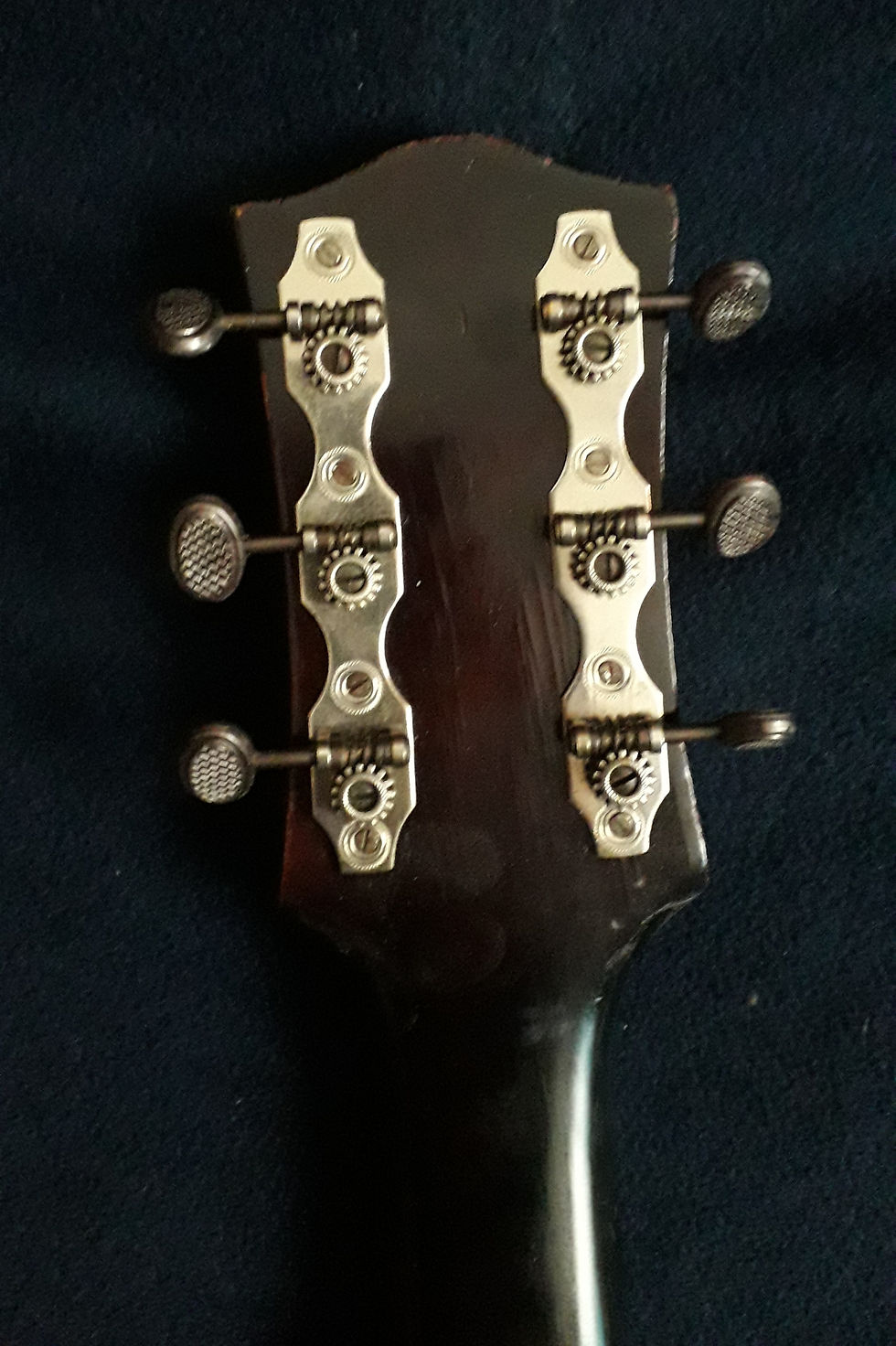 Miniatura: Archtop alemana (Carved top & back) 1950´s   Está construida enteramente con madera maciza tallada (Cello carved style) con t