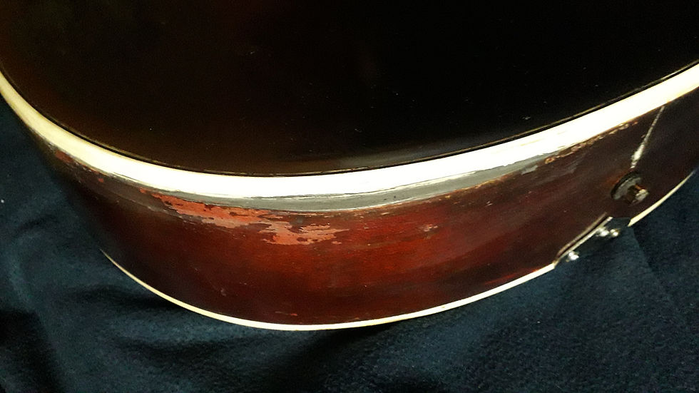 Miniatura: Archtop alemana (Carved top & back) 1950´s   Está construida enteramente con madera maciza tallada (Cello carved style) con t