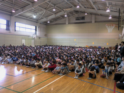 横浜市立茅ケ崎小学校で訪問コンサートを行いました。(2018年11月9日)