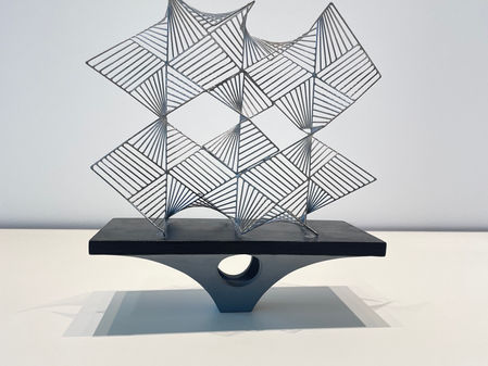 Sculpture d’Ángel Duarte en acier inoxydable, structure géométrique et modulaire avec effets de transparence, Galerie du Griffon