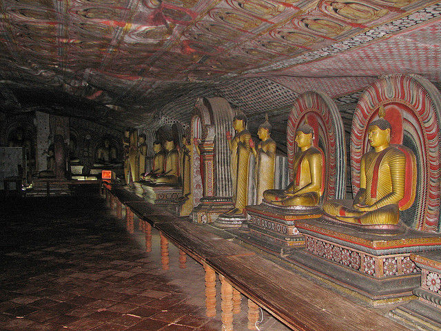 estatuas de los budas en el interior
