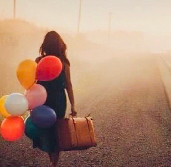 femme de dos avec une valise