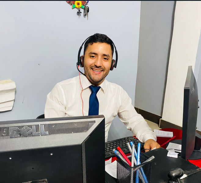 Agente de servicio al cliente trabajando