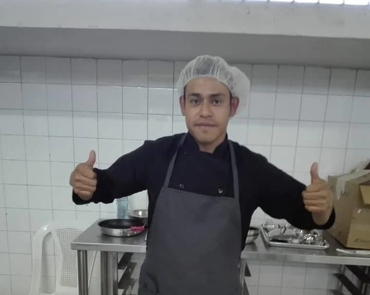 Cocinero mostrando pulgares arriba