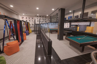 EMOJI TEENS CLUB: UN ESPACIO ÚNICO DISEÑADO POR KAMLED INTERIORISMO