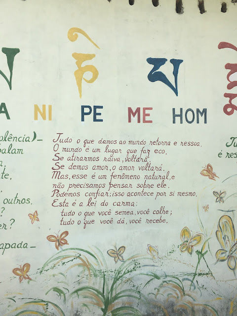 Paredes do lado de fora da loja, pintadas com escritos budistas. Foto: Adriana Vicente