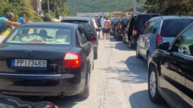 Emigrants begin returning to Greece, long queues at Kapshtica