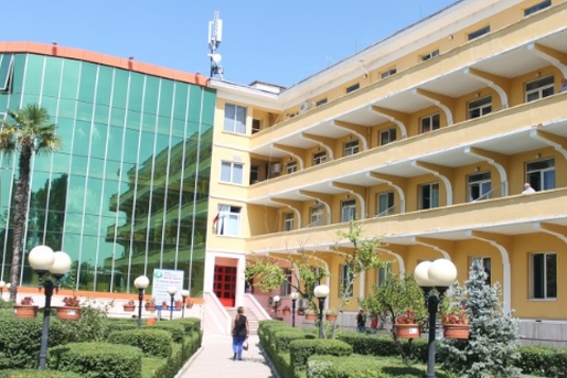 ÇMENDEN MJEKËT te “Shefqet Ndroqi”, debati mes kolegëve degjeneron në nxjerrje th*kash