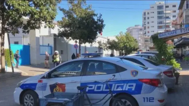 Dhunoi nxënësit dhe u hodhi ushqimin, policia procedon drejtorin e një shkolle