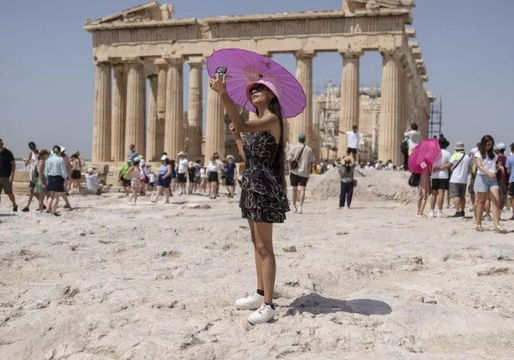 Moti i nxehtë “përvëlon” Greqinë, shteti urdhëron pushime