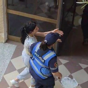 Dhunuan të miturën, Gjykata lë në burg 19-vjeçaren. Njëra prej 15-vjeçareve lihet në “arrest shtëpie”, tjetra shtrohet në psikiatri