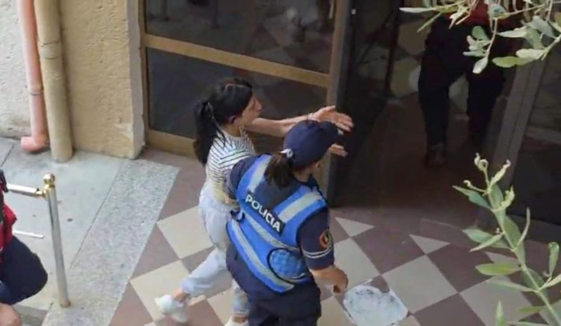Dhunuan të miturën, Gjykata lë në burg 19-vjeçaren. Njëra prej 15-vjeçareve lihet në “arrest shtëpie”, tjetra shtrohet në psikiatri