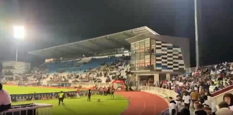 Atmosferë e ndezur, arrestime në tribunë pak para ndeshjes
